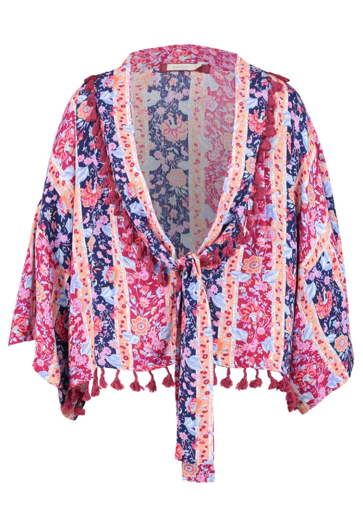 Clothing for the beach with lightweight, quick-drying fabric
Summery prints
Beach bags, scarves, square scarves, dresses, skirts, tunics, jumpsuits, etc.