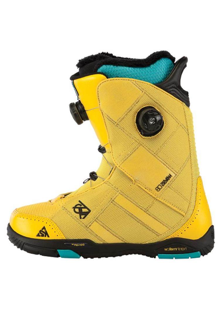 Snowboard boots